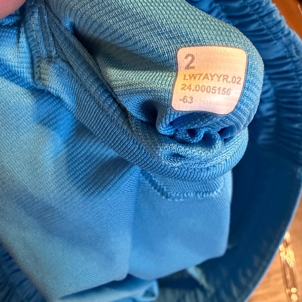 Lululemon Hotty Hot Low Rise 2.5” Shorts Size 2 Blue Running Athletic Lined - Picture 3 of 3